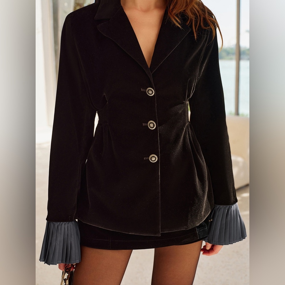 CoMMENSE Pleated Ruffle-Cuff Velvet Skirt Set
COLOR - Black Size Small NWT - Picture 15 of 16